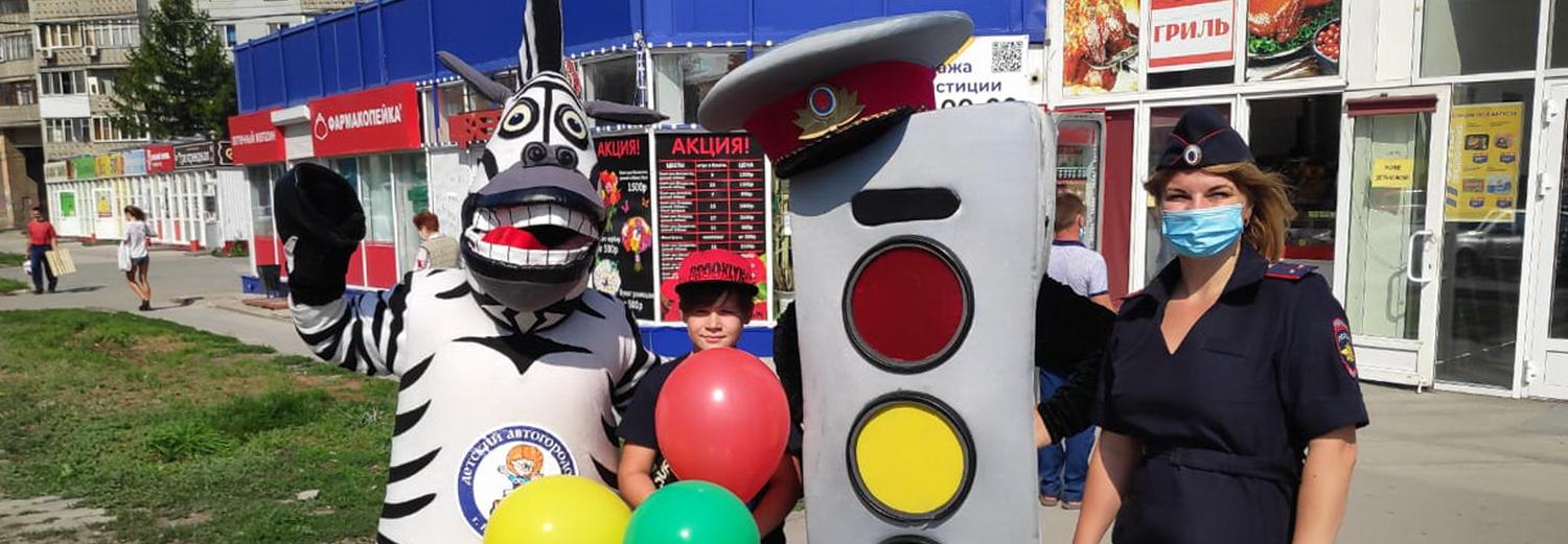 Человек-светофор раздавал на улицах Новосибирска воздушные шары