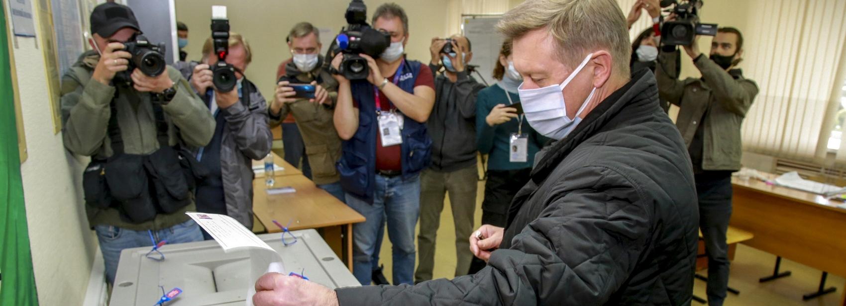 Мэр Локоть проголосовал на выборах в Госдуму