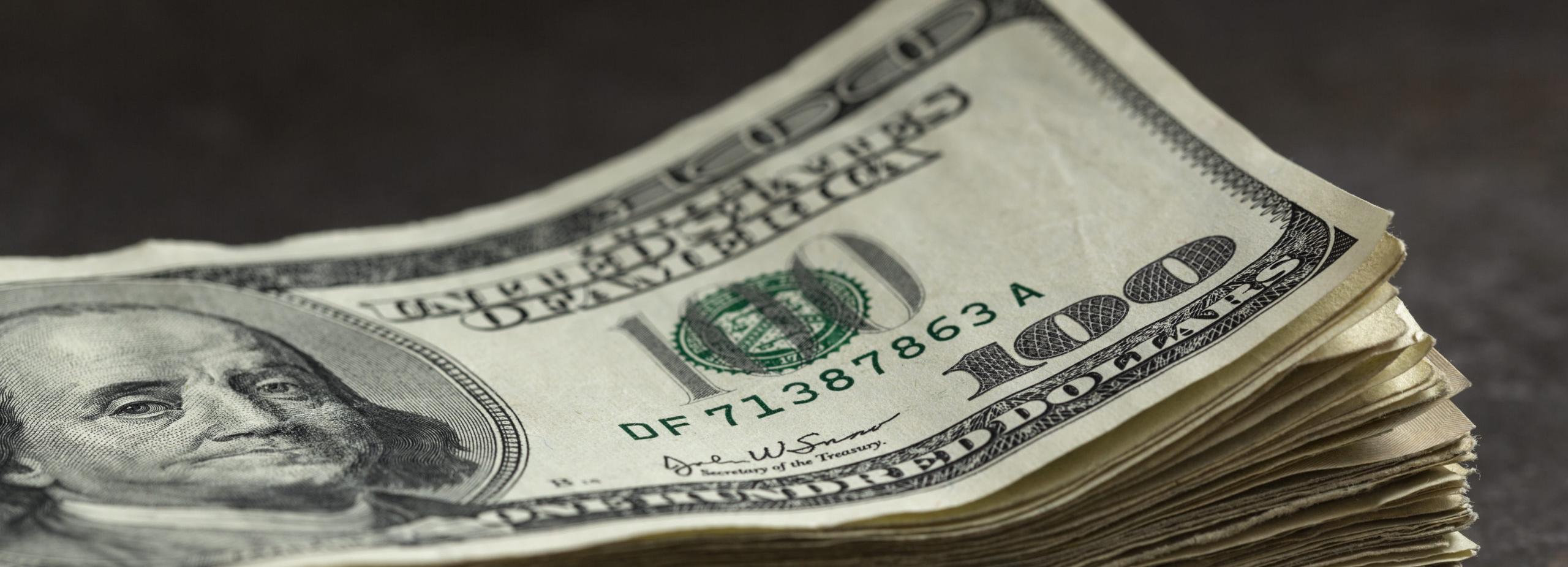 20-летний новосибирец украл две тысячи долларов у матери своей подруги