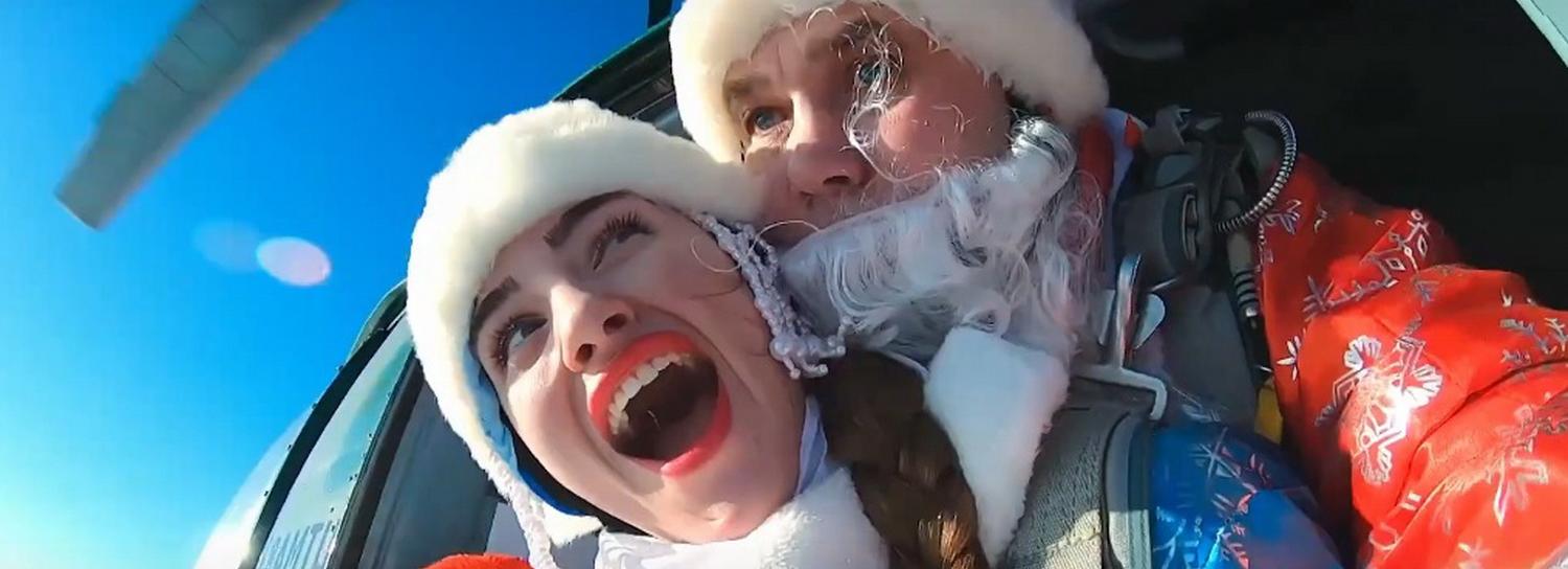 Дед Мороз со Снегурочкой тренируются с парашютами на аэродроме Мочище