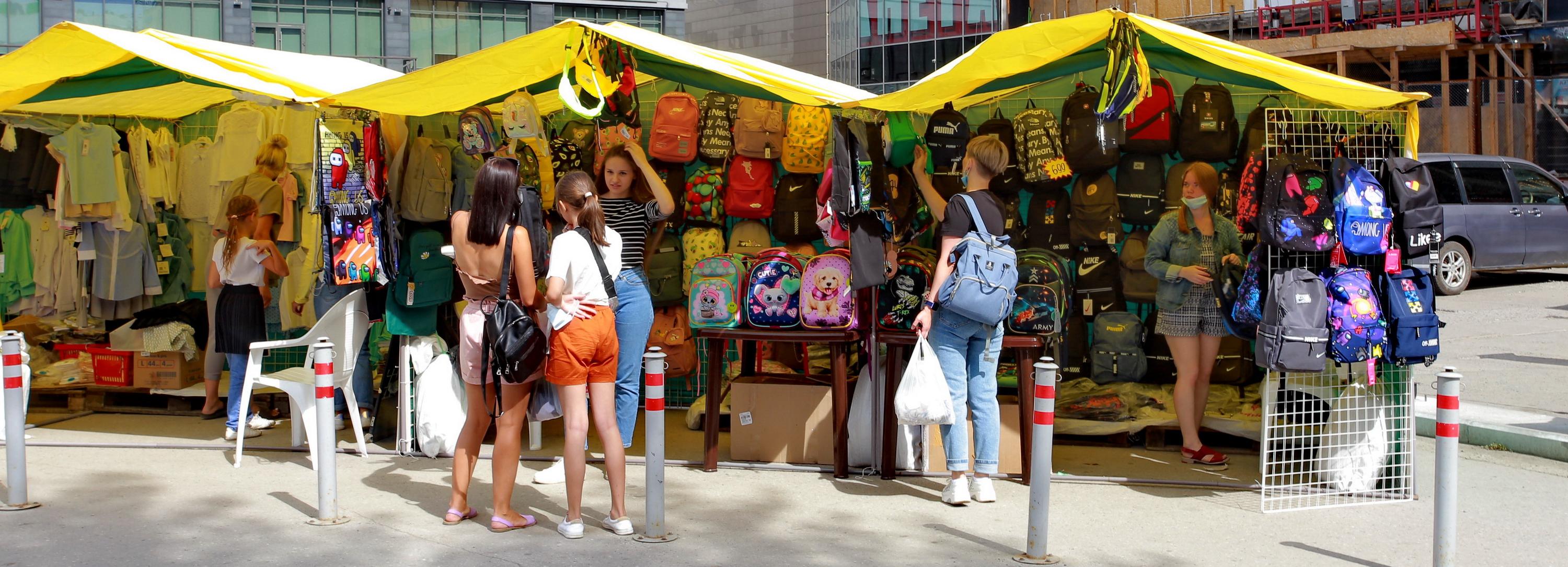 Школьные ярмарки Новосибирска ждут наплыва покупателей к концу августа