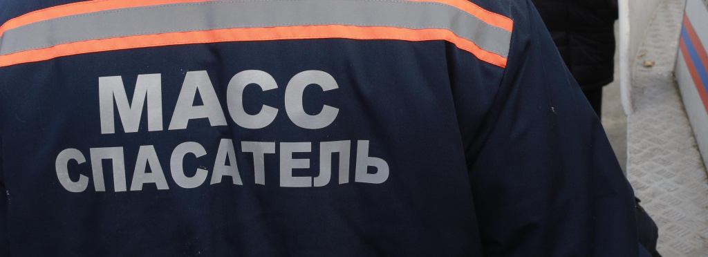 Застрявшему в вентиляции коту звонили по ватсапу новосибирские спасатели