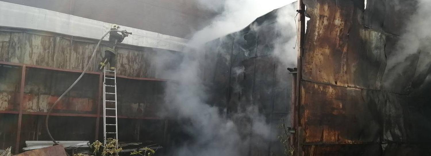Крупный пожар потушили на складе с офисной мебелью в Новосибирске