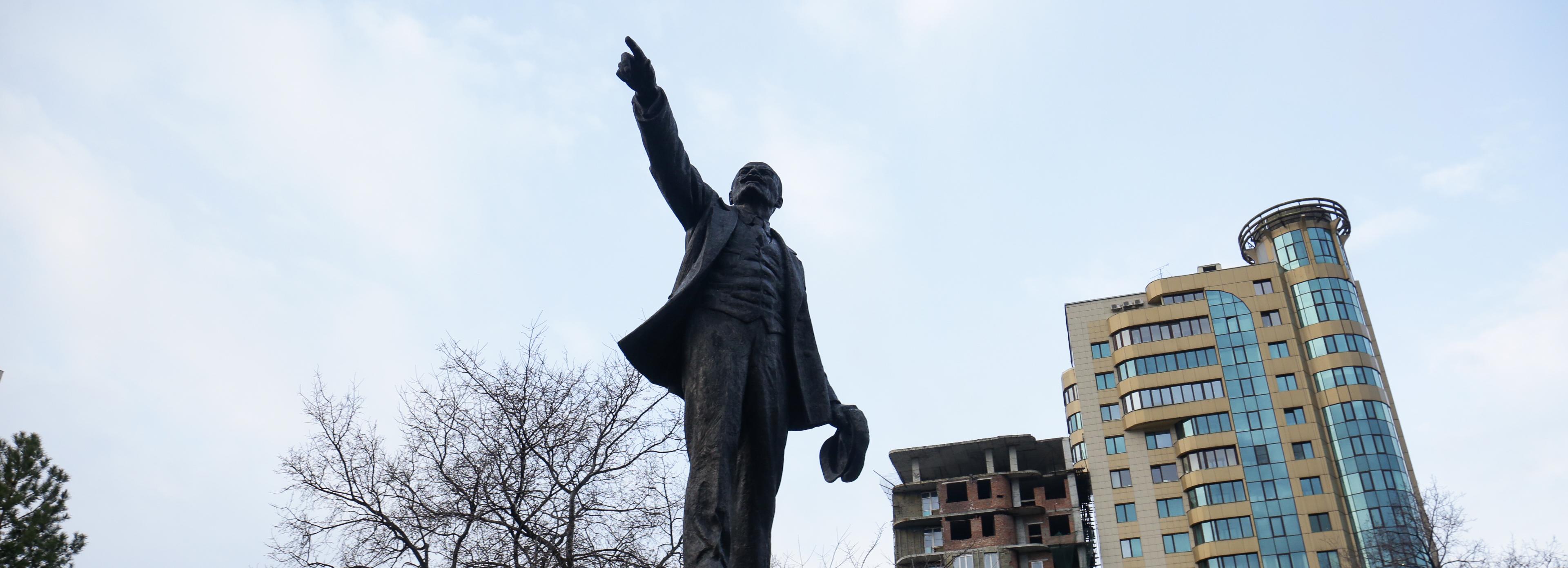 В центре Новосибирска отремонтируют два памятника Ленину