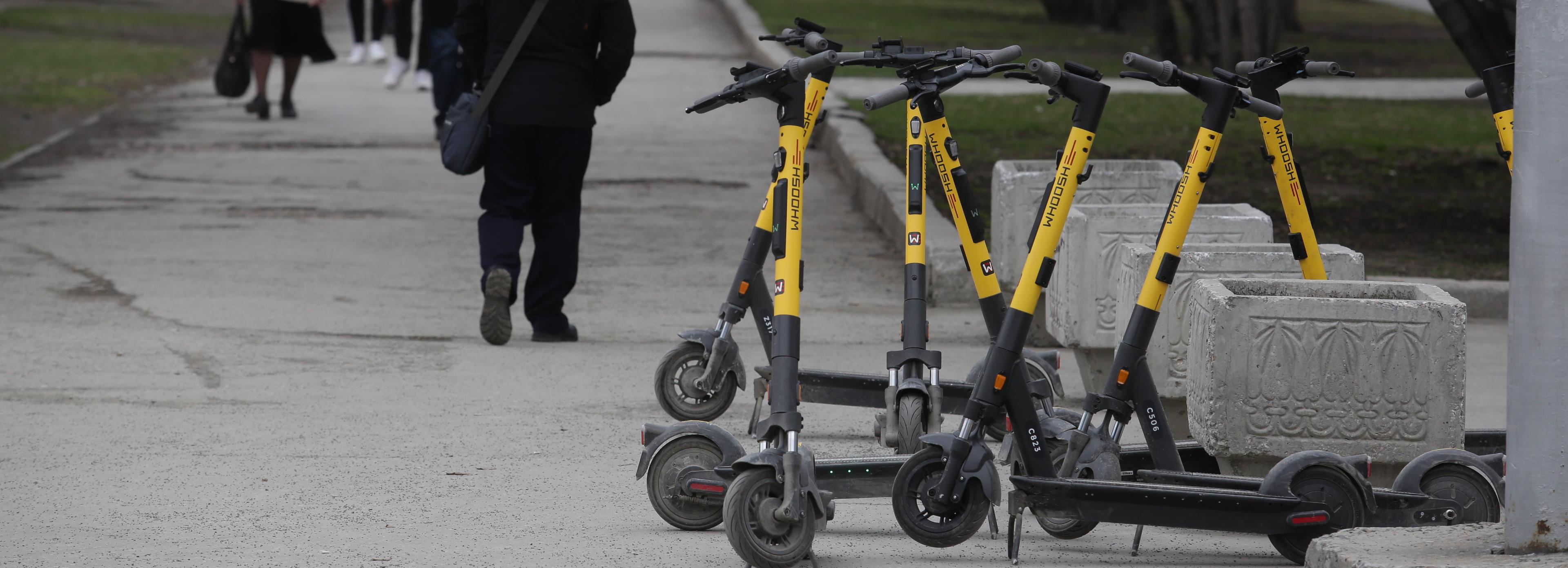 Суд отменил штраф за езду без прав на самокате в Новосибирске