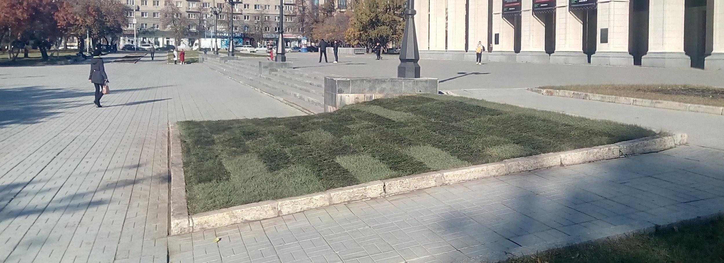 Горзеленхоз приготовил сюрприз к весне на «щёчках» у оперного театра