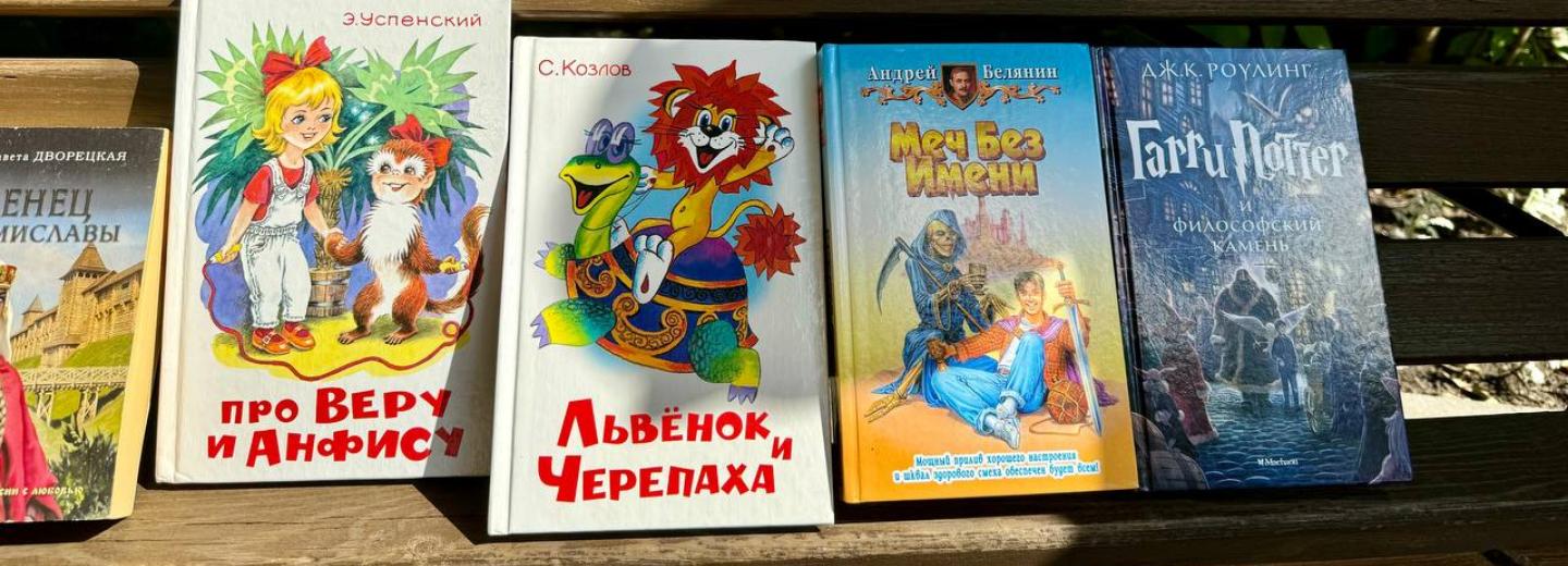 Книги из библиотеки бесплатно раздают новосибирцам у Монумента Славы