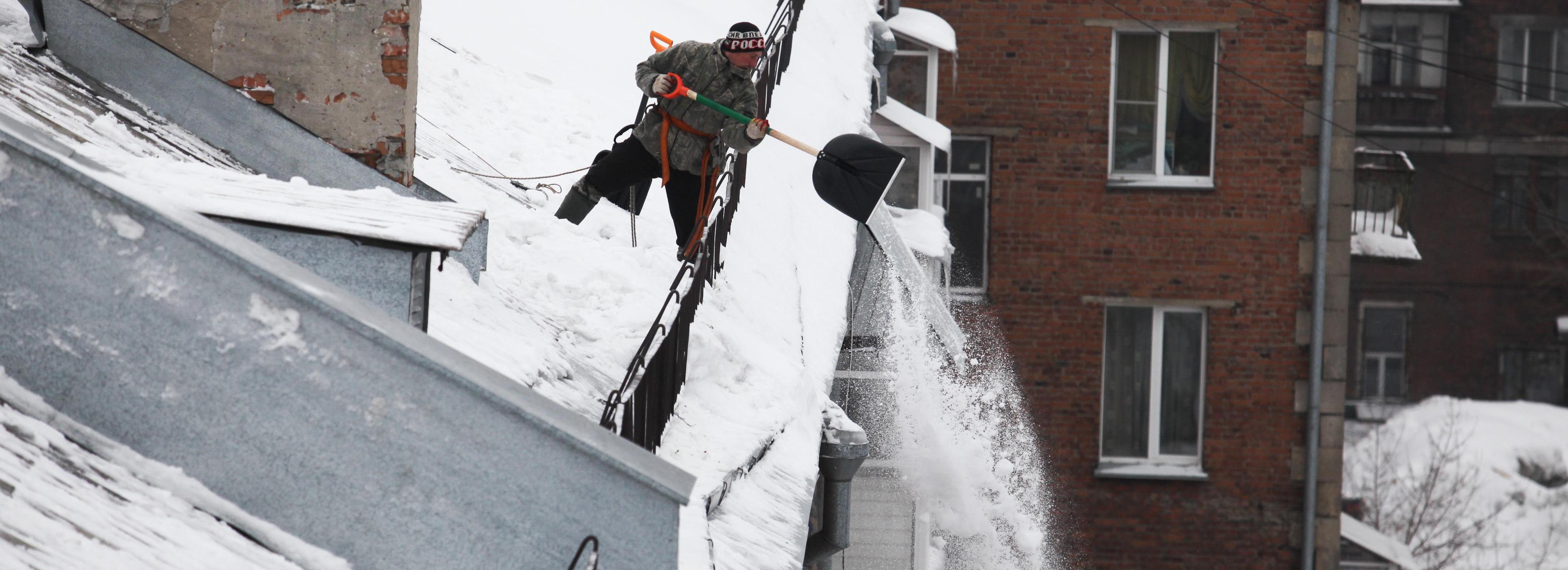 Резкое потепление может вызвать сход снега с крыш в Новосибирске