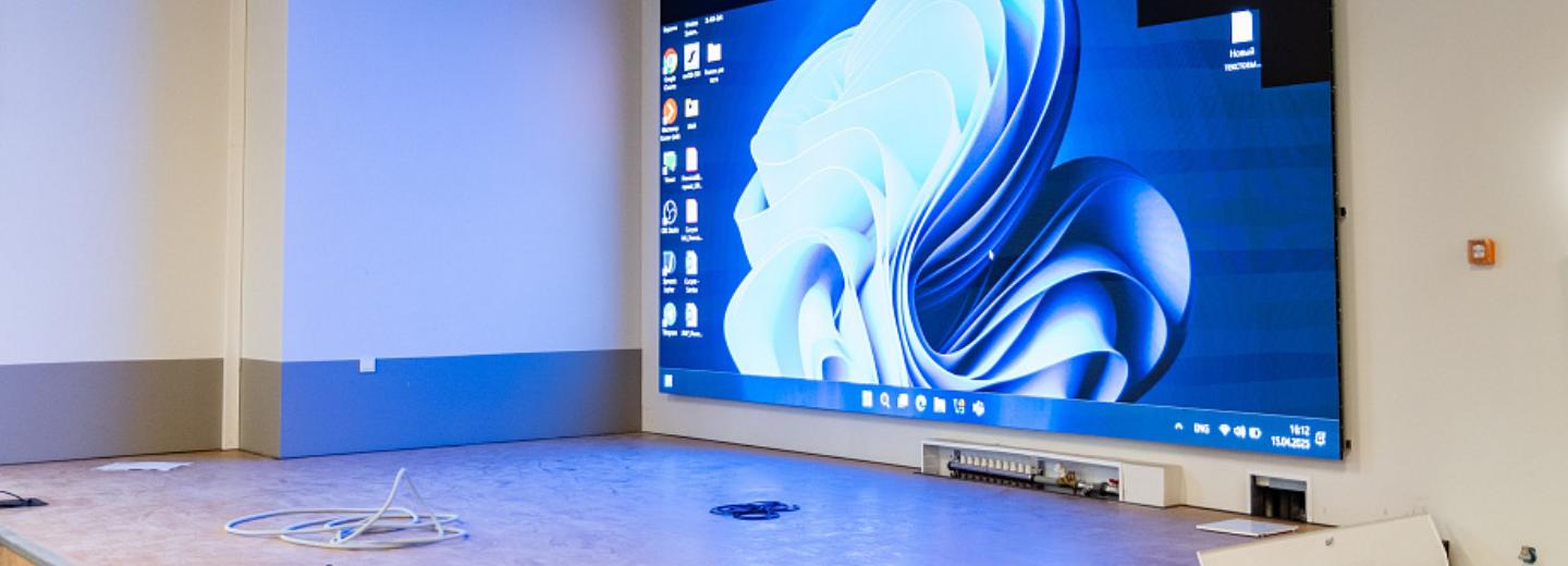 Экран и сцену смонтировали в новом корпусе поточных аудиторий НГУ