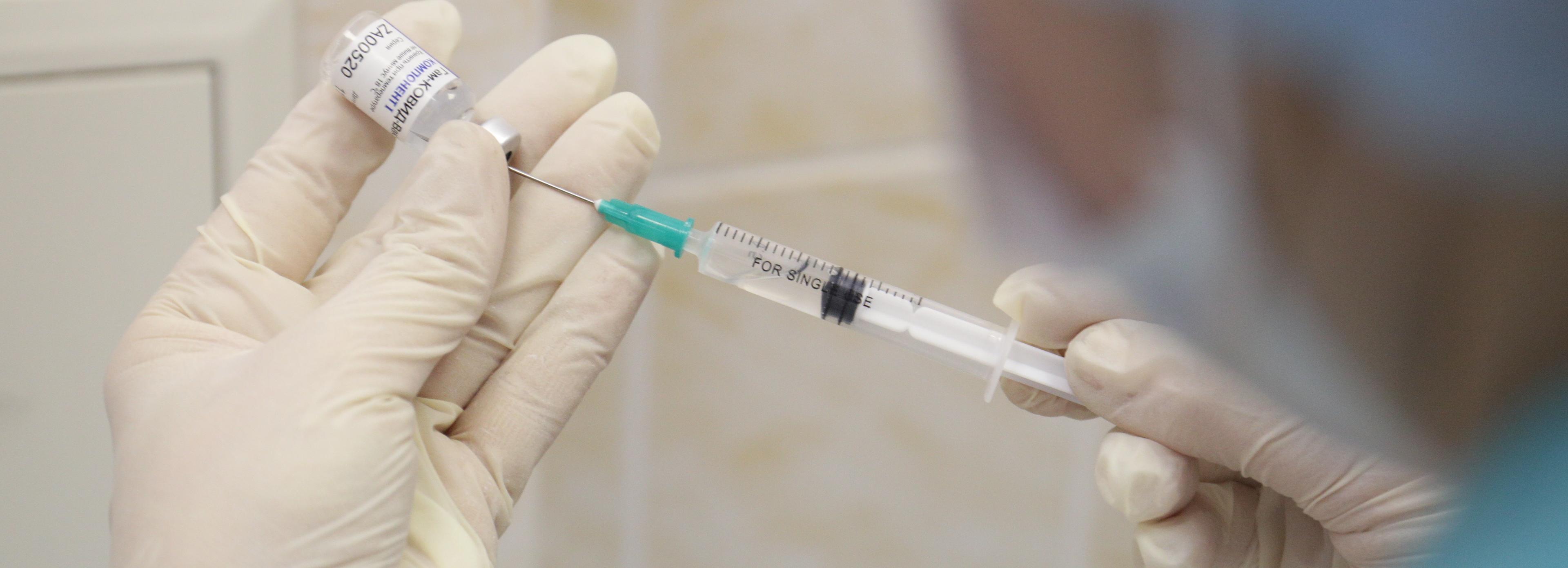 Новосибирский губернатор Травников ревакцинировался от коронавируса