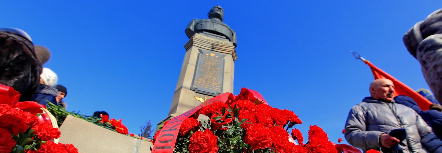 Цветы — Покрышкину: легендарный маршал отметил 107-летие