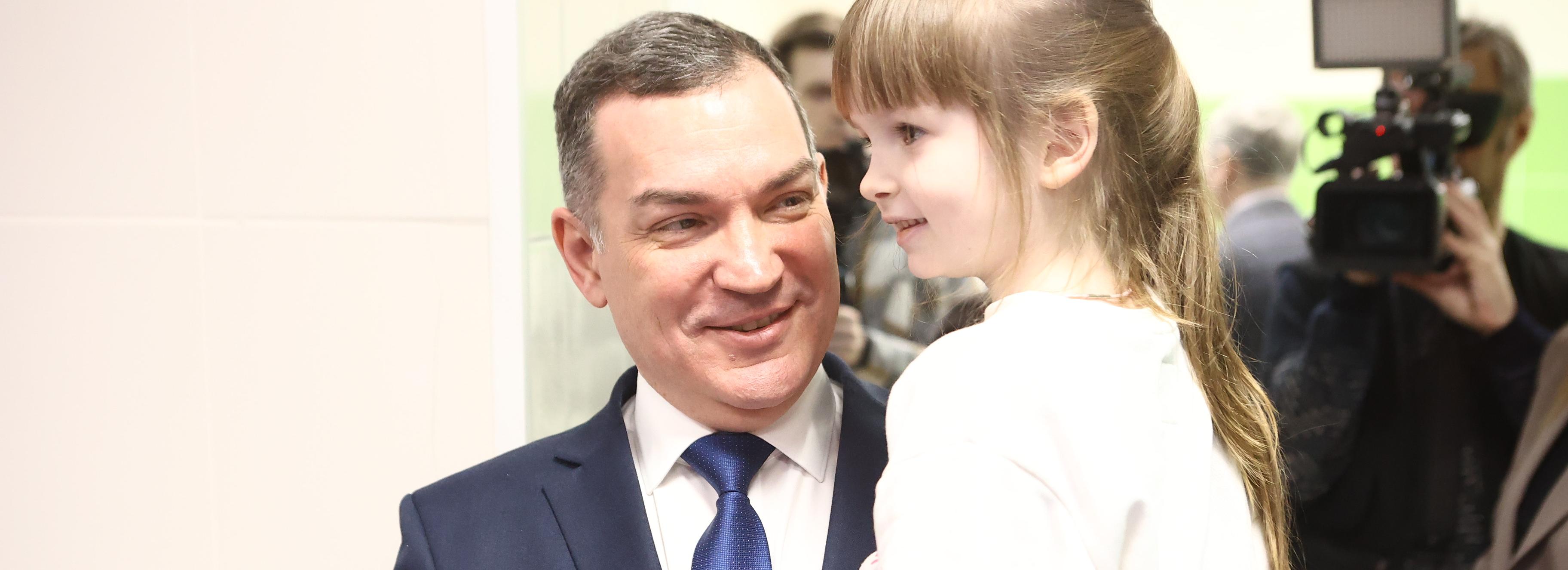 Новый кризисный центр «Остаться в семье» показали мэру Кудрявцеву