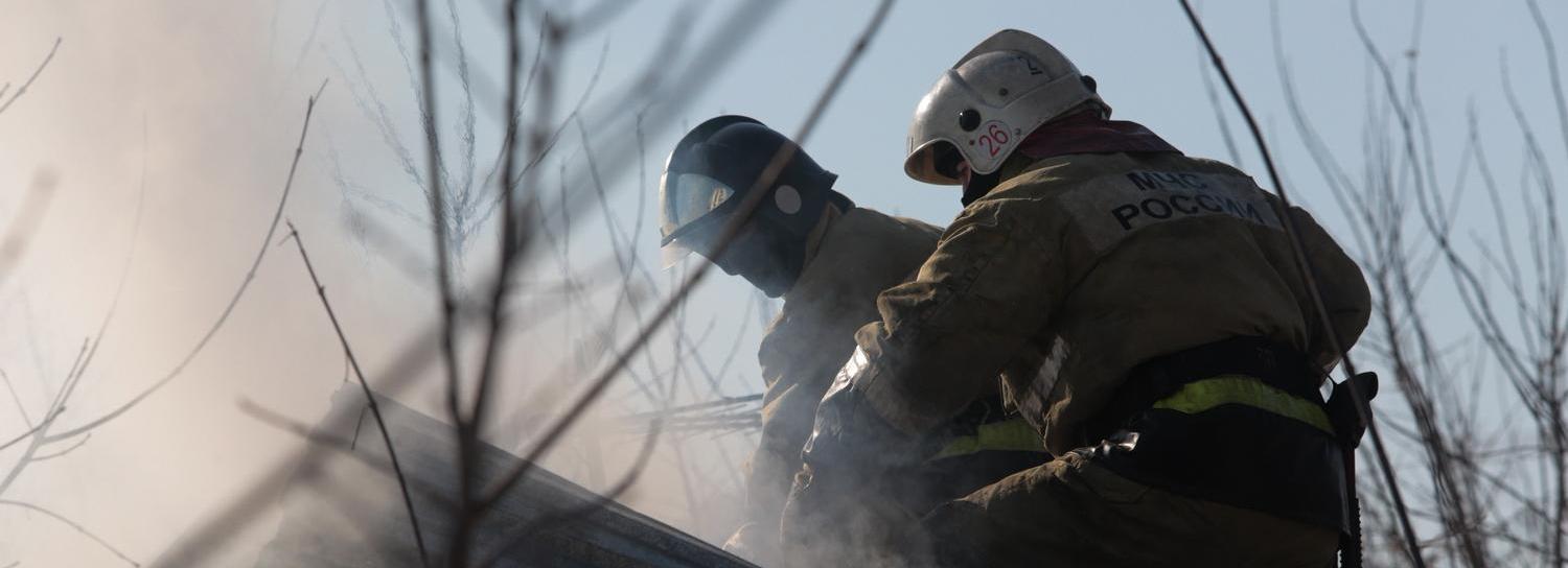 Четыре часа тушили ночной пожар на микрорынке в Новосибирске