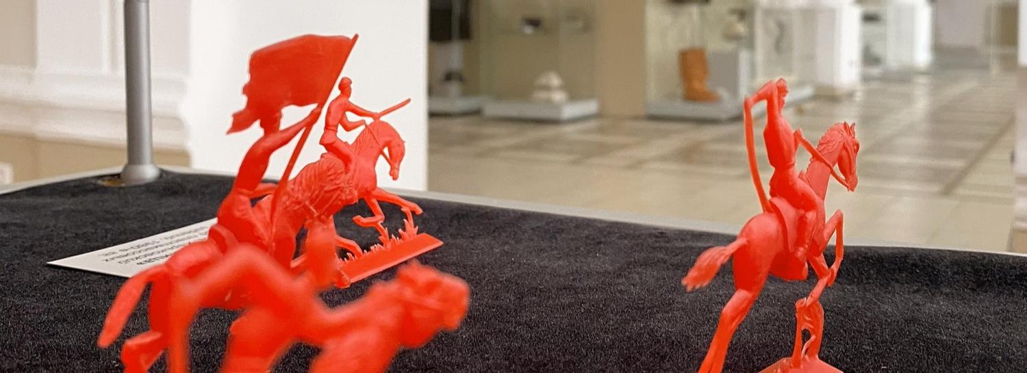 Самую большую в стране выставку военных игрушек открыли в Новосибирске