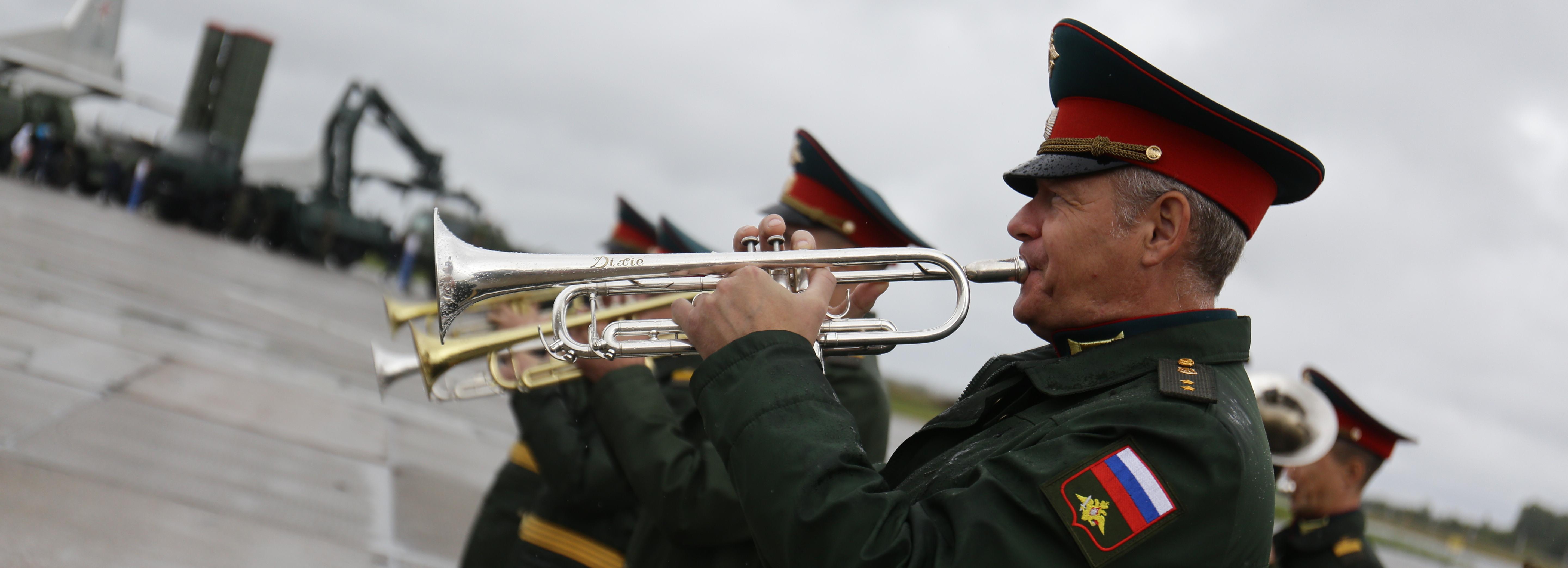200 новосибирских бойцов заключили контракт на службу с земляками
