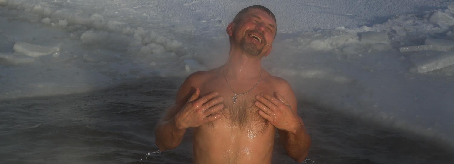 Полуголые Деды Морозы пробежали по городу и нырнули в прорубь при −35