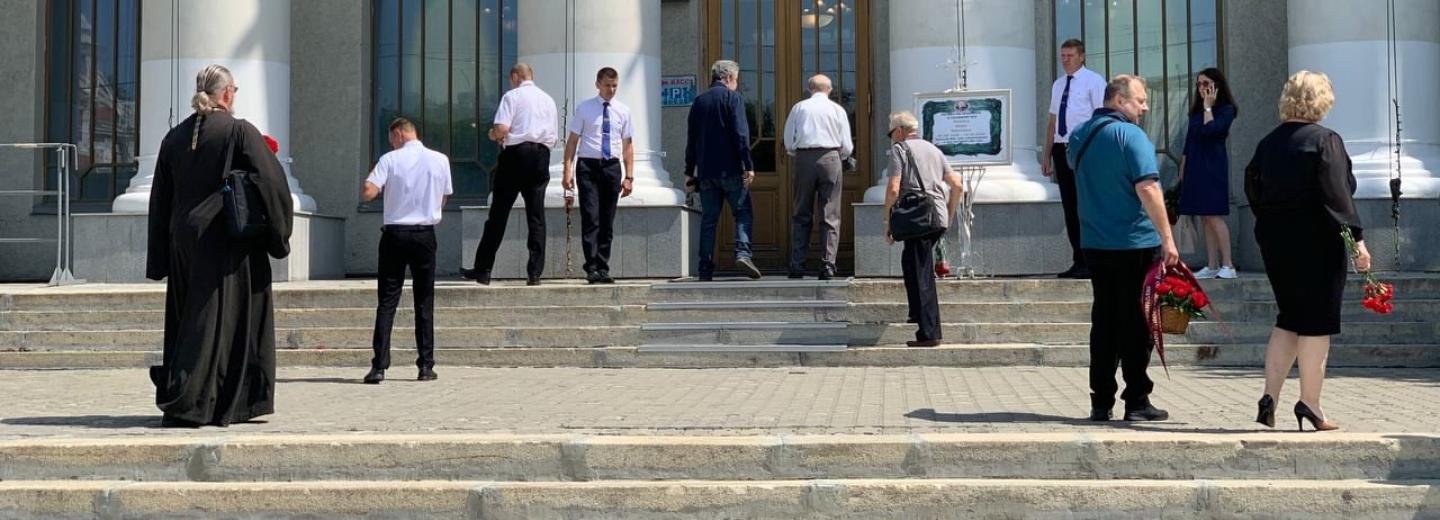 Новосибирцы пришли проститься с бывшим мэром Иваном Индинком