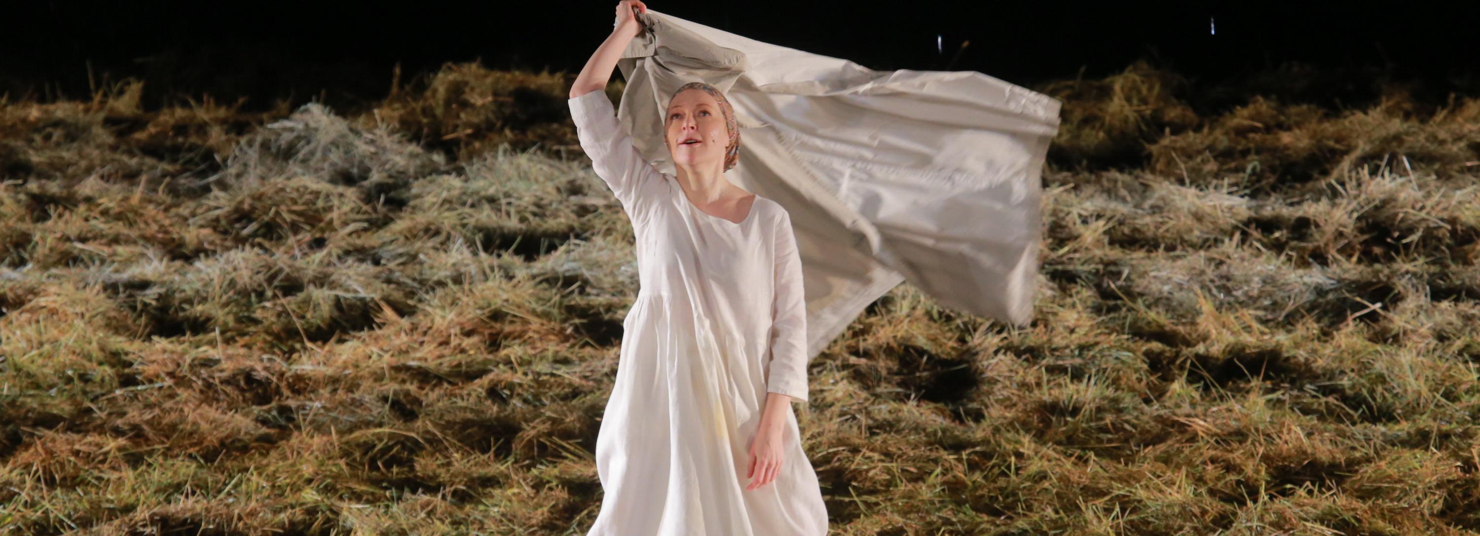 Тонны сена доставили на сцену «Глобуса» для спектакля по Тургеневу