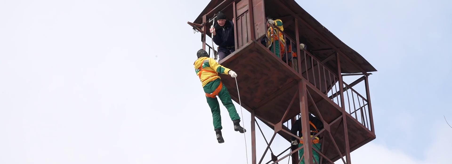 Пожарный десант отработал прыжки с вертолёта на 12-метровой вышке