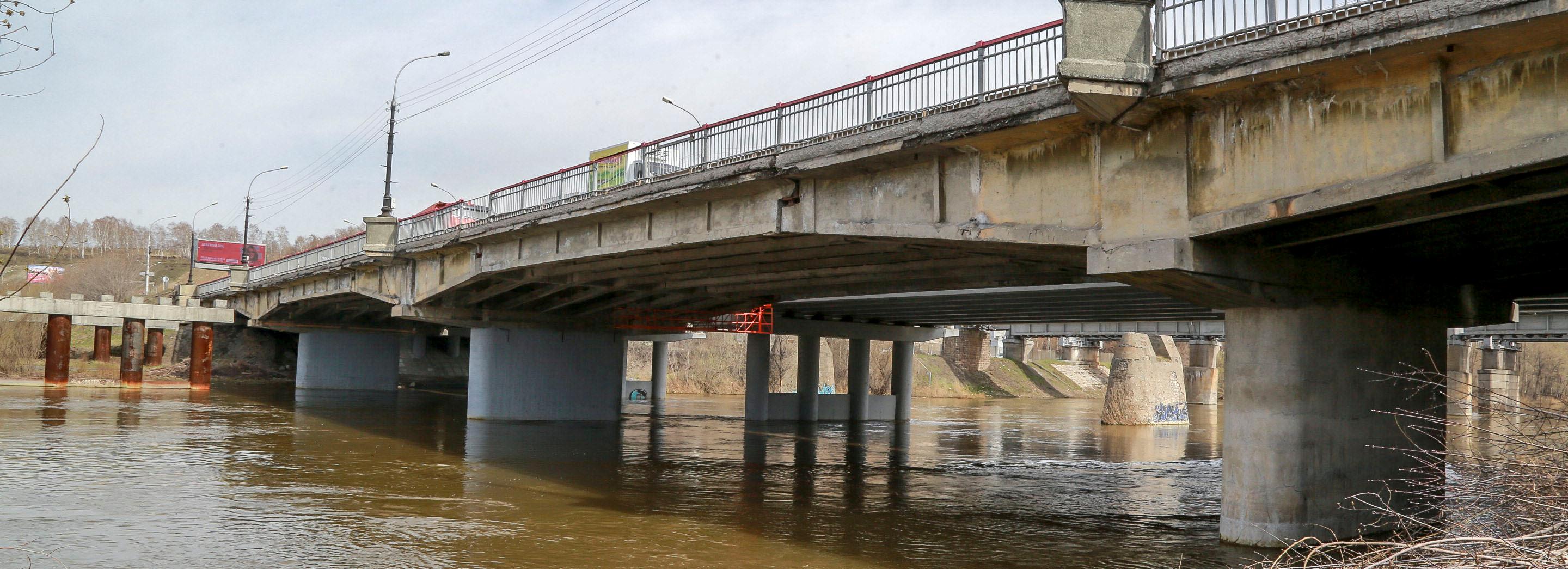 Реверсивное движение запустят на левом мосту через Иню из-за пробок
