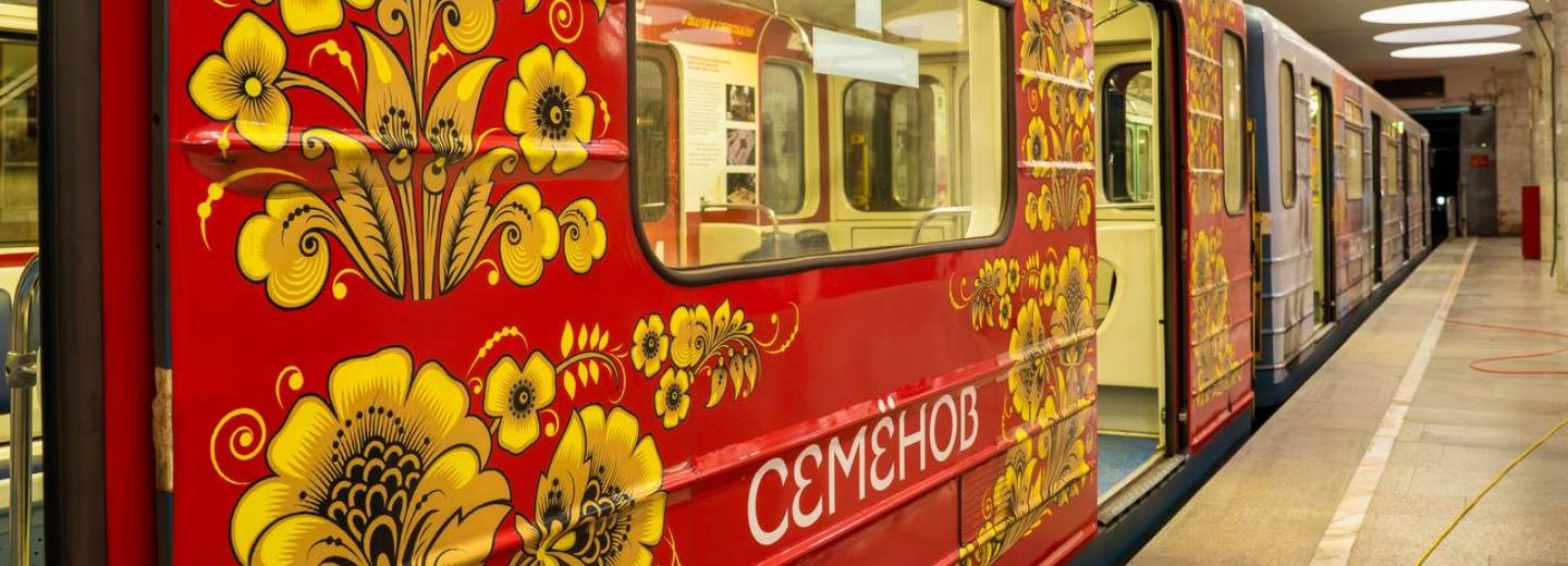 «8 шагов к спектаклю»: в новосибирском метро появился вагон-театр