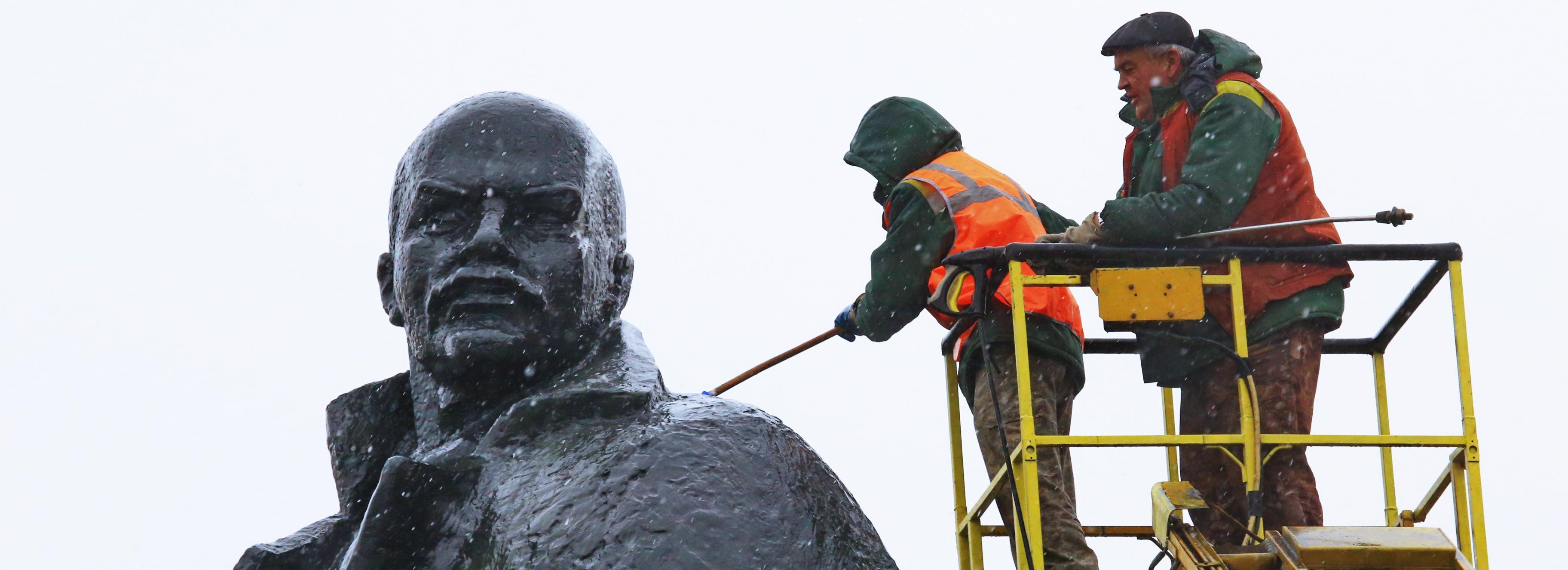 Душ для вождя: памятник Ленину в Новосибирске отмыли за четыре часа