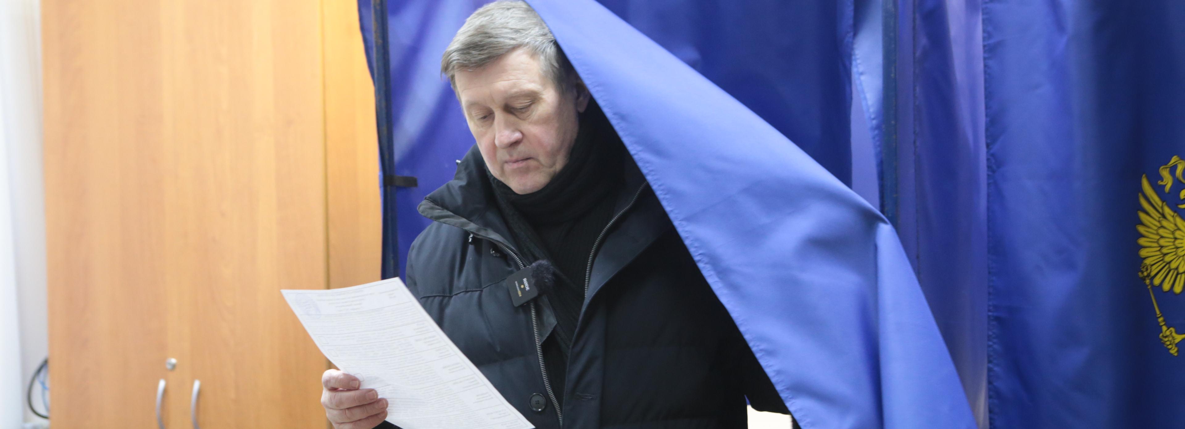 Мэр Новосибирска проголосовал на довыборах в совет депутатов