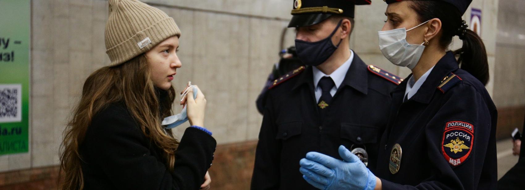 В метро ловят пассажиров, которые пытаются проехать без масок