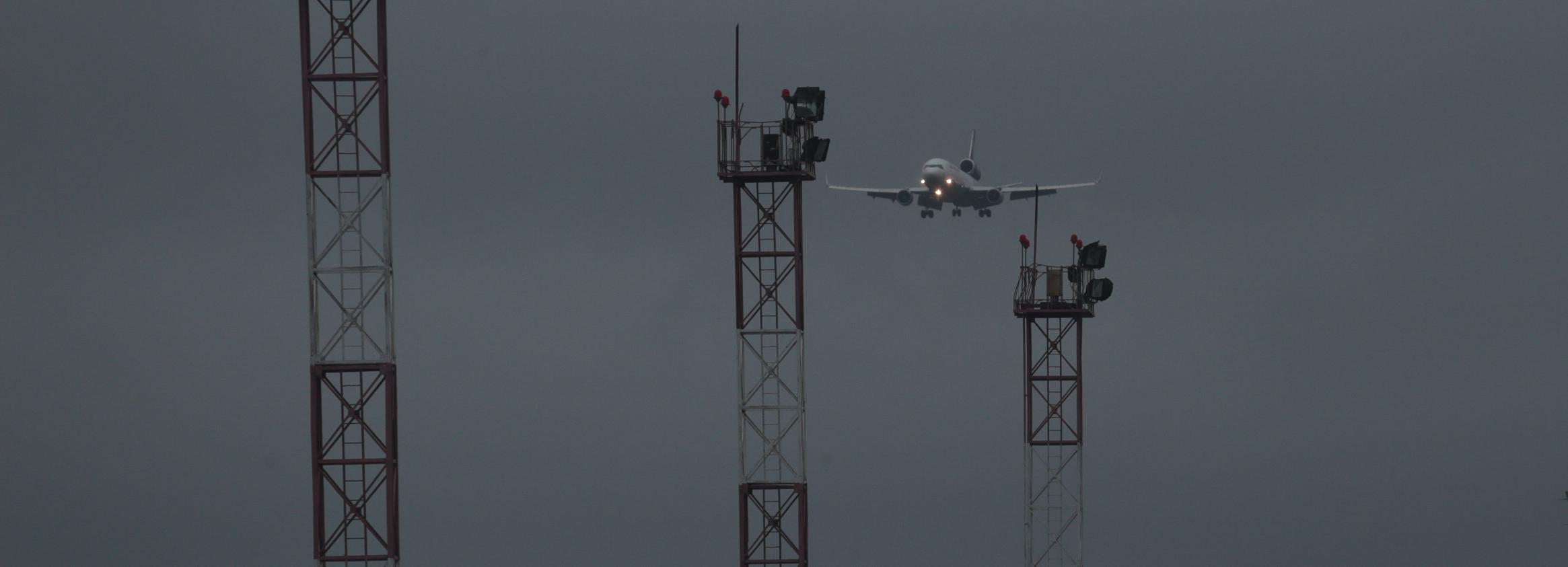 Пассажирский самолёт аварийно сел на грунт в Новосибирской области