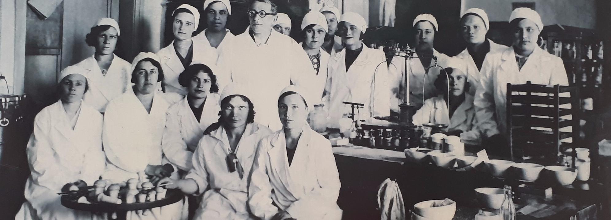 Лекарства, ликёры и пирожные продавали в аптеках сто лет назад