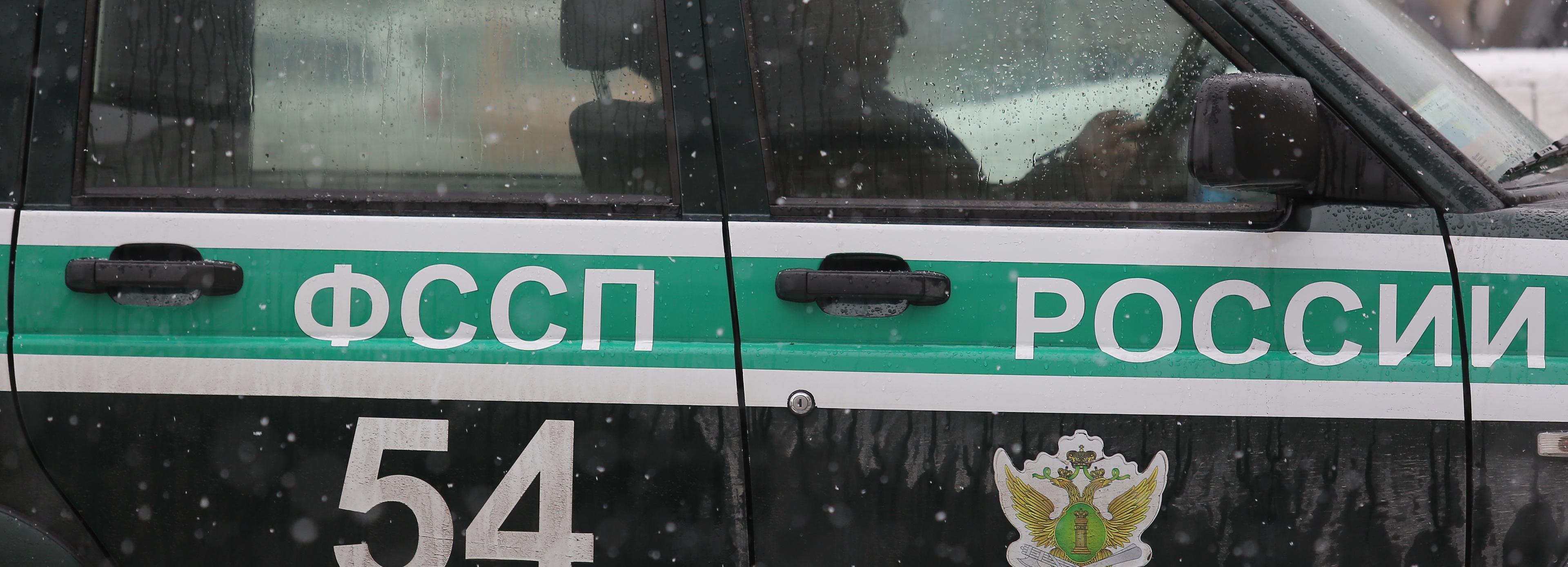 Приставы пригрозили обчанке забрать комнату в общежитии за долги