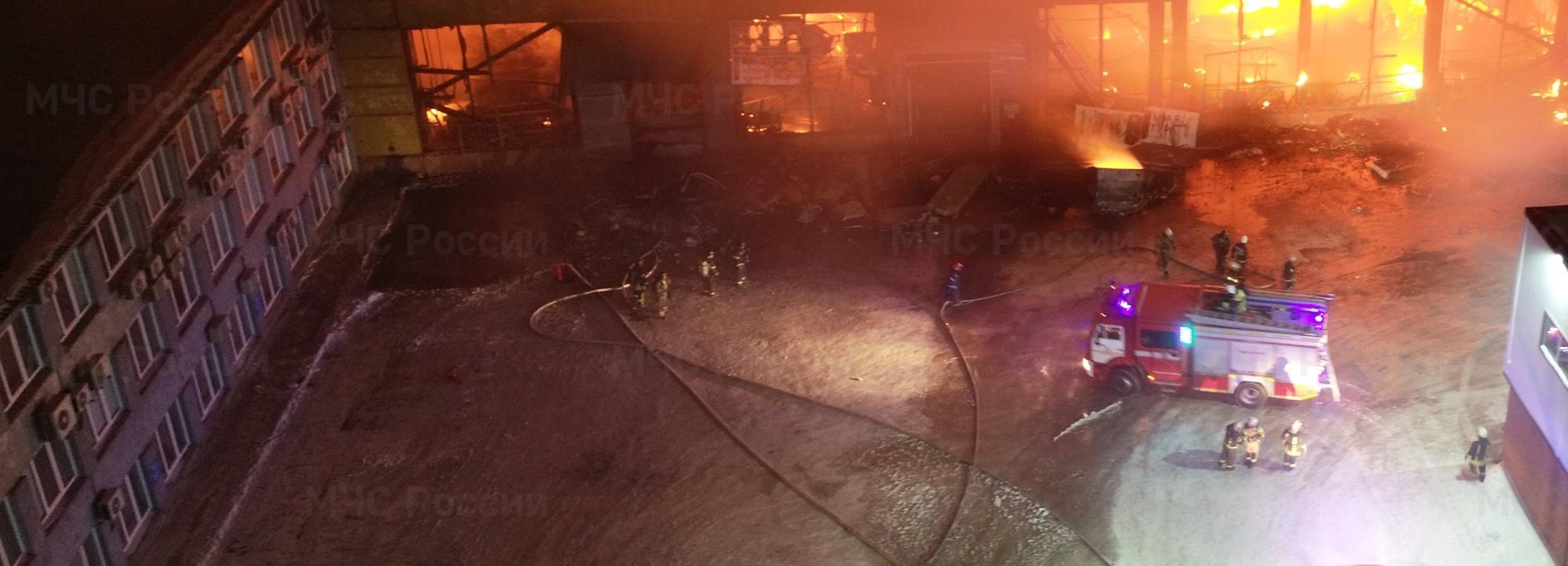 Пожарные всю ночь тушили большой склад на улице Тюменской