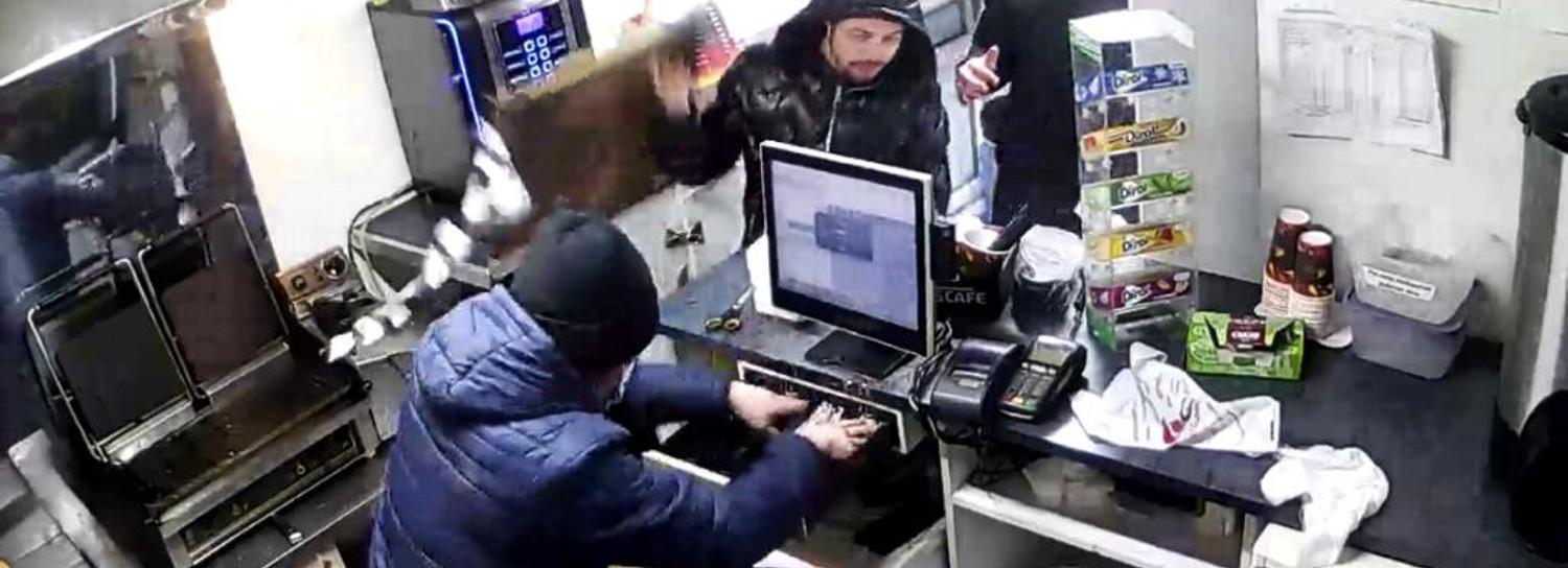 Продавца шаурмы в Новосибирске жестоко избили ради 3000 рублей