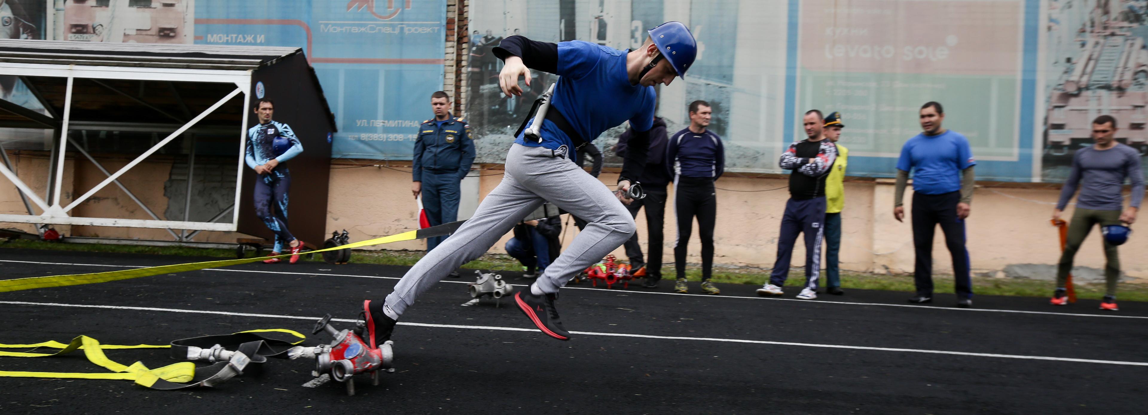 Побежали как на пожар: 20 динамичных фото с гонки спасателей МЧС