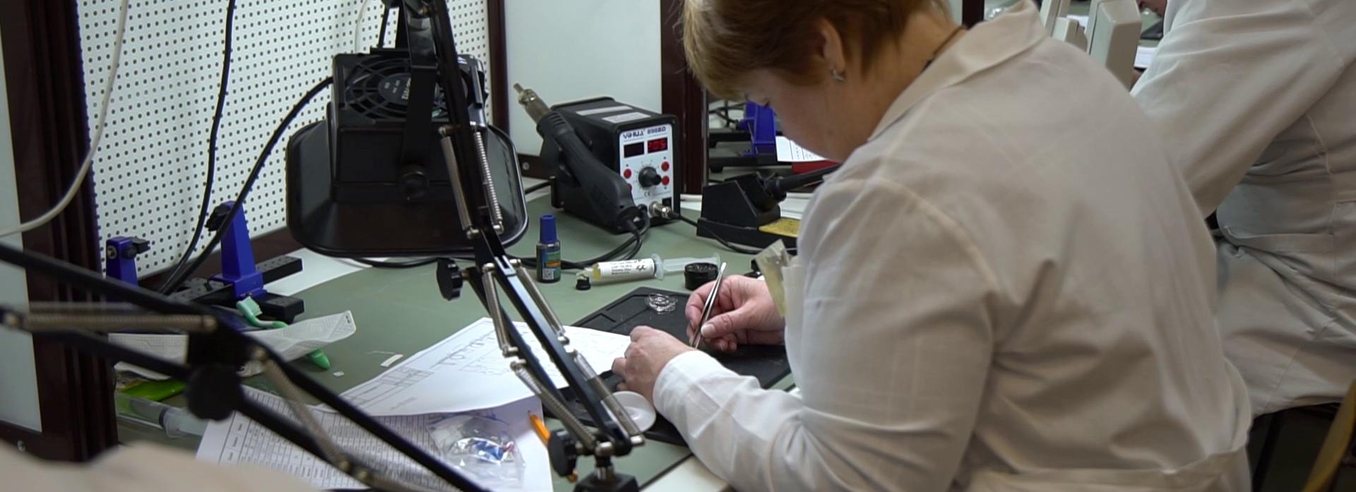 Спаять плату за 45 минут: радиомонтажники посоревновались в мастерстве