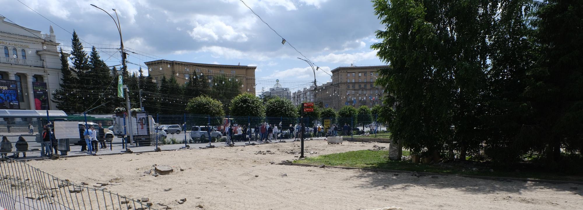 Губернатор Травников захотел увидеть чистое небо над площадью Ленина