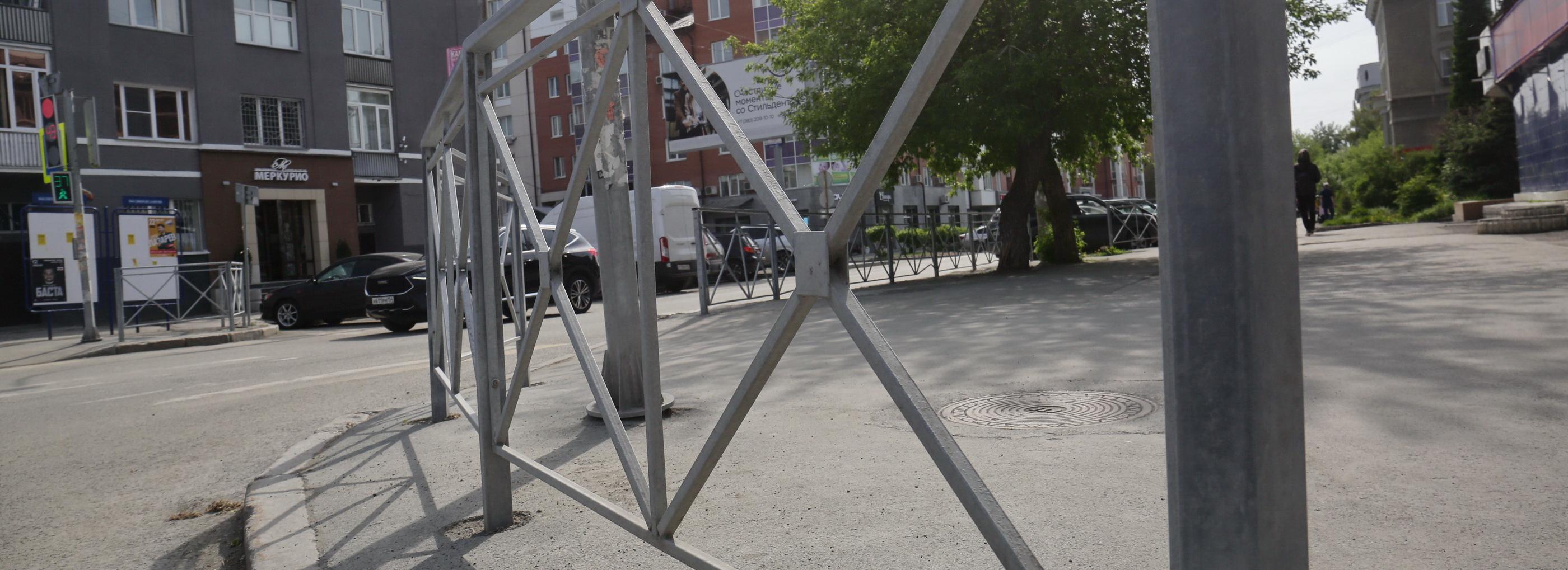 Ограждения вдоль дорог портят город — считают новосибирцы