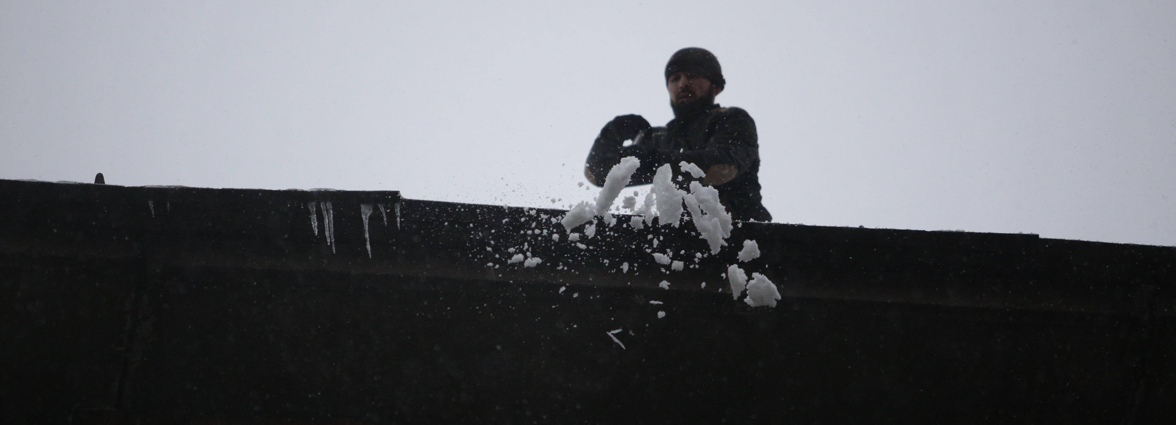 Оттепель может спровоцировать падение снега с крыш Новосибирска