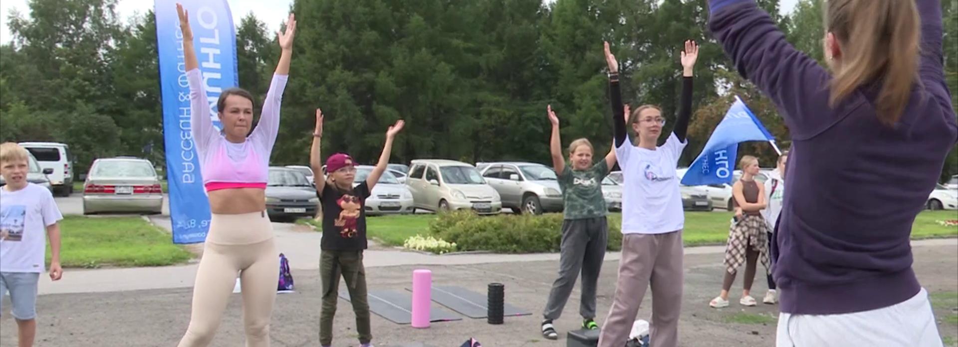 Заняться степ-аэробикой предложили новосибирцам на Дне физкультурника