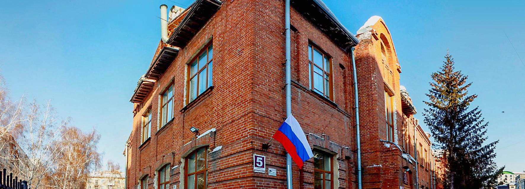 «Так среди высоток и стоит наша крепость»: репортаж из старейшей школы