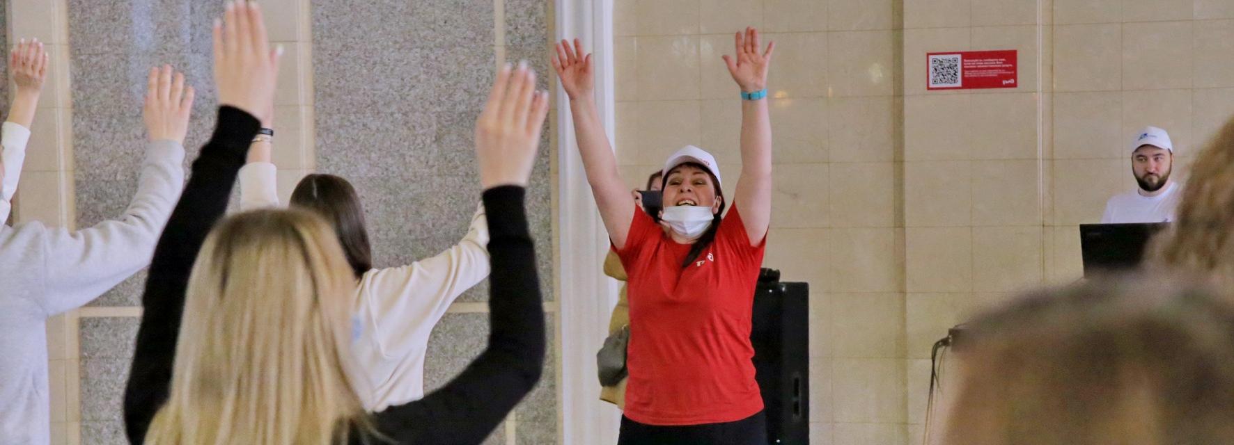 Волейболисты подняли на зарядку пассажиров вокзала в Новосибирске