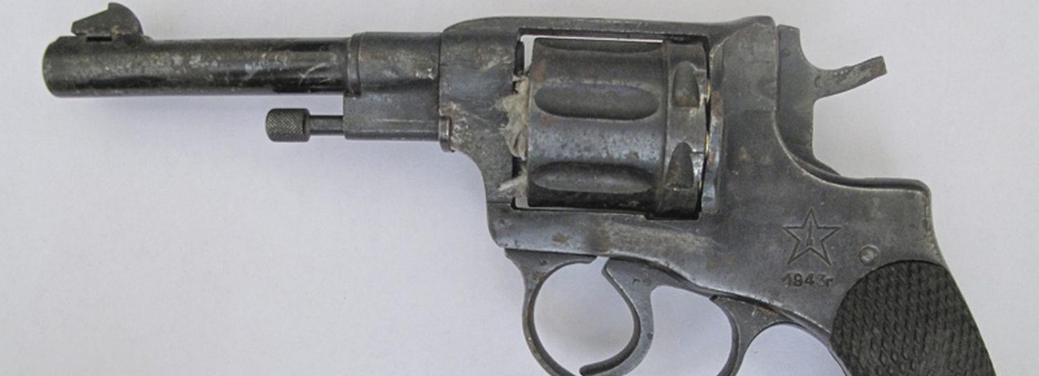 На вокзале в Новосибирске задержали охранника с револьвером времён войны