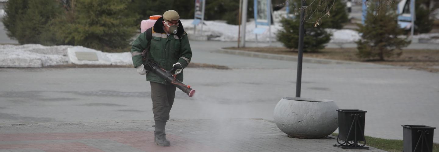 Остановки в Новосибирске дезинфицируют специальным раствором без запаха