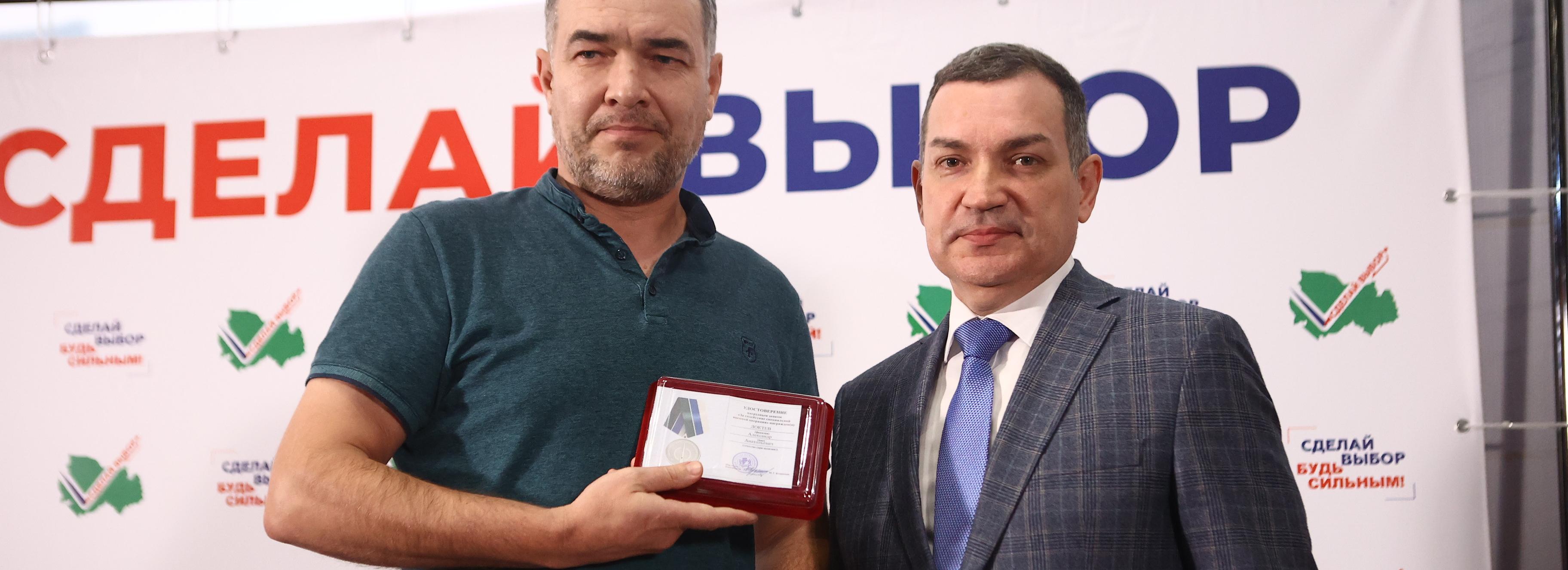 Люди трудовой доблести: мэр Кудрявцев наградил заводчан за поддержку СВО