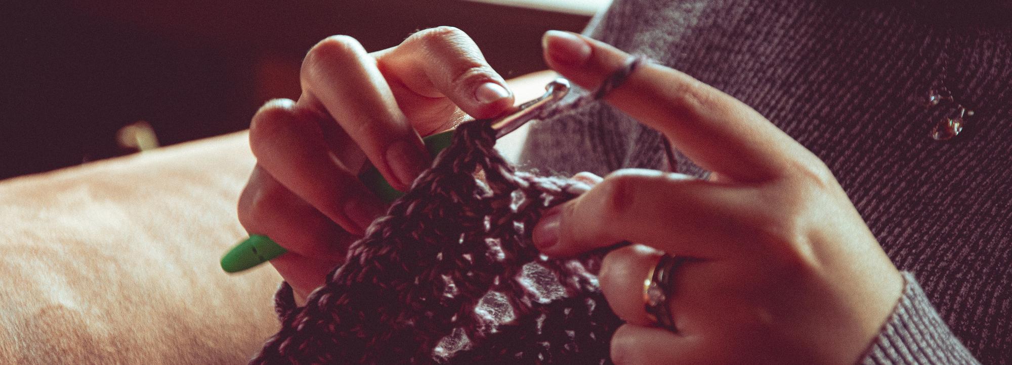 Больше 1400 пар носков для участников спецоперации свяжут волонтёры