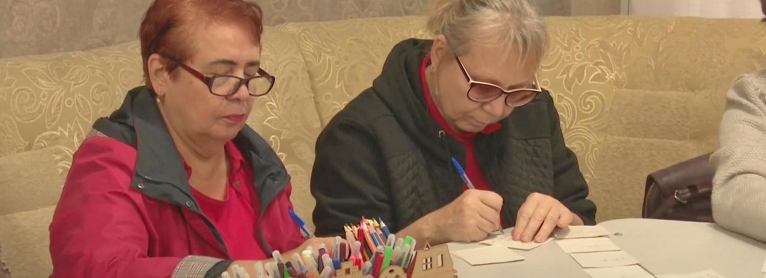 Бабушек учат писать левой рукой для профилактики Альцгеймера