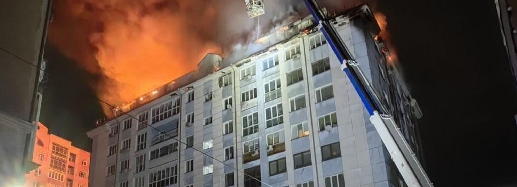 Ночью загорелась мансарда жилого дома в центре Новосибирска