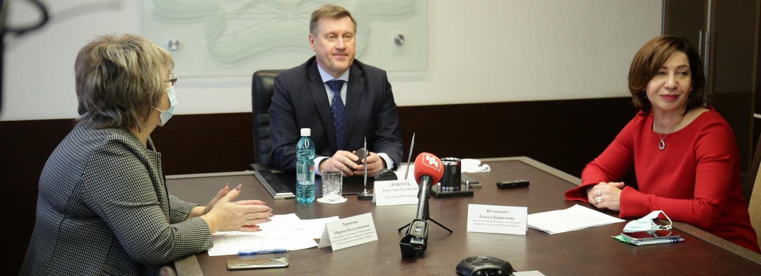 Мать десятерых детей получила награду от мэра Новосибирска