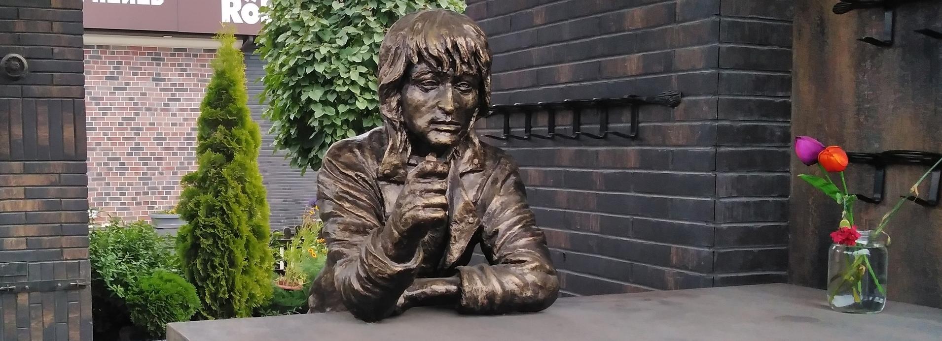 Памятник Виктору Цою и муралы из «Иглы» появились в Новосибирске