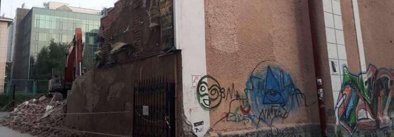 Пристройку к бывшему кинотеатру «Пионер» снесли экскаватором на выходных